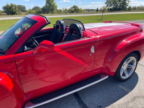 Used 2003 Chevrolet SSR w/ Preferred Equipment Group image 9