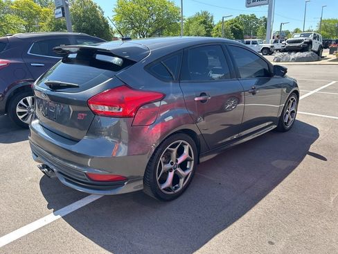 Used 2018 Ford Focus ST FWD image 4