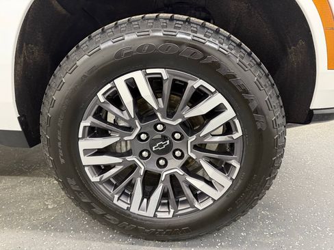 Used 2025 Chevrolet Suburban Z71 image 21