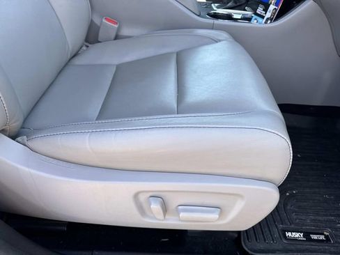 Used 2018 Toyota Highlander XLE image 16