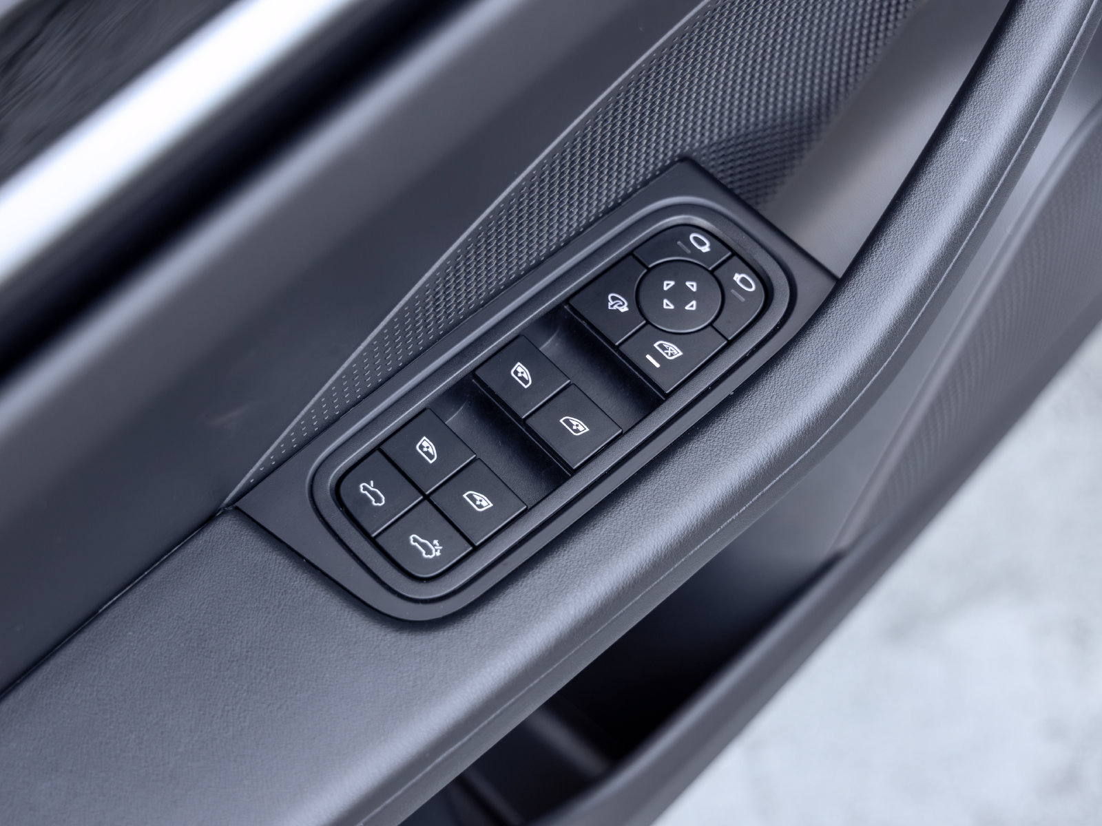 Certified 2025 Porsche Macan Electric RWD image 26