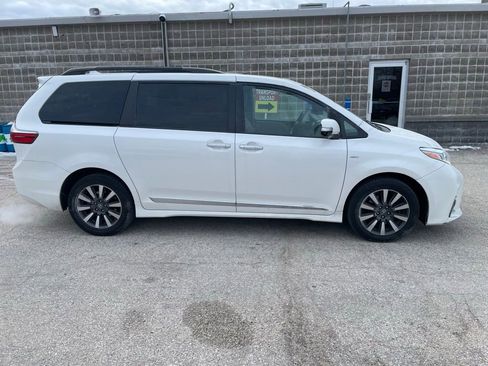 Used 2019 Toyota Sienna XLE image 3