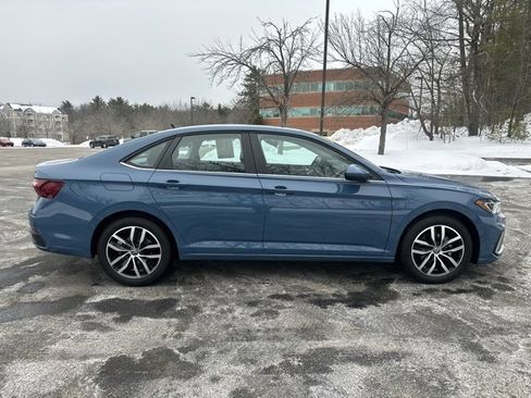 Used 2025 Volkswagen Jetta SE image 4