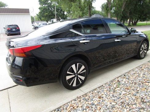 Used 2022 Nissan Altima 2.5 SV w/ SV Premium Package image 7