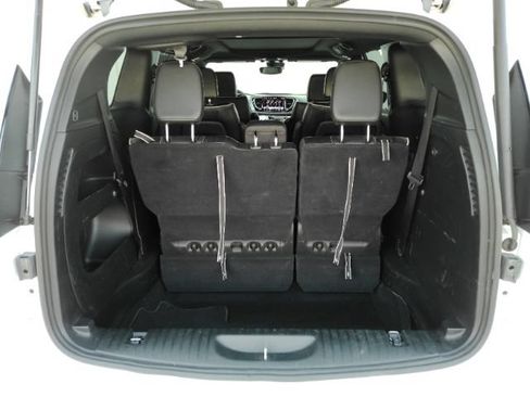 Used 2025 Chrysler Pacifica Limited FWD image 28