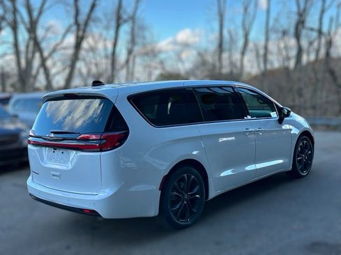 New 2026 Chrysler Pacifica Select image 32
