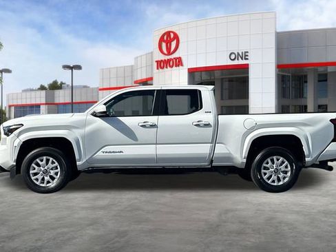 Used 2024 Toyota Tacoma SR5 AWD/4WD image 9