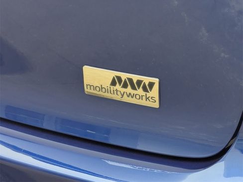 Used 2020 Chrysler Pacifica Touring-L w/ Advanced Safetytec Group image 11