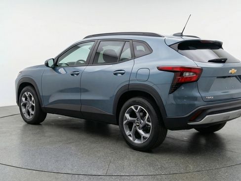 Used 2025 Chevrolet Trax LT FWD image 6