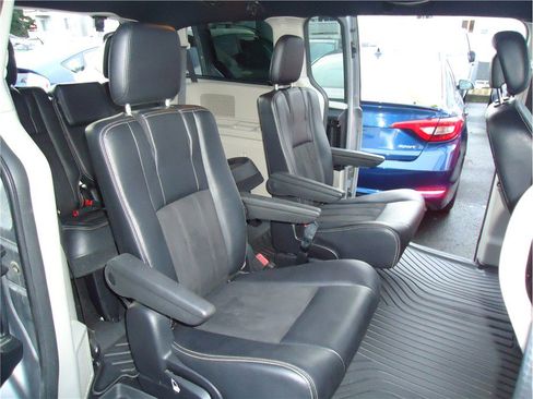 Used 2019 Dodge Grand Caravan SXT image 13