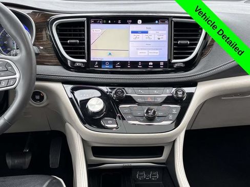 Used 2023 Chrysler Pacifica Limited FWD image 33