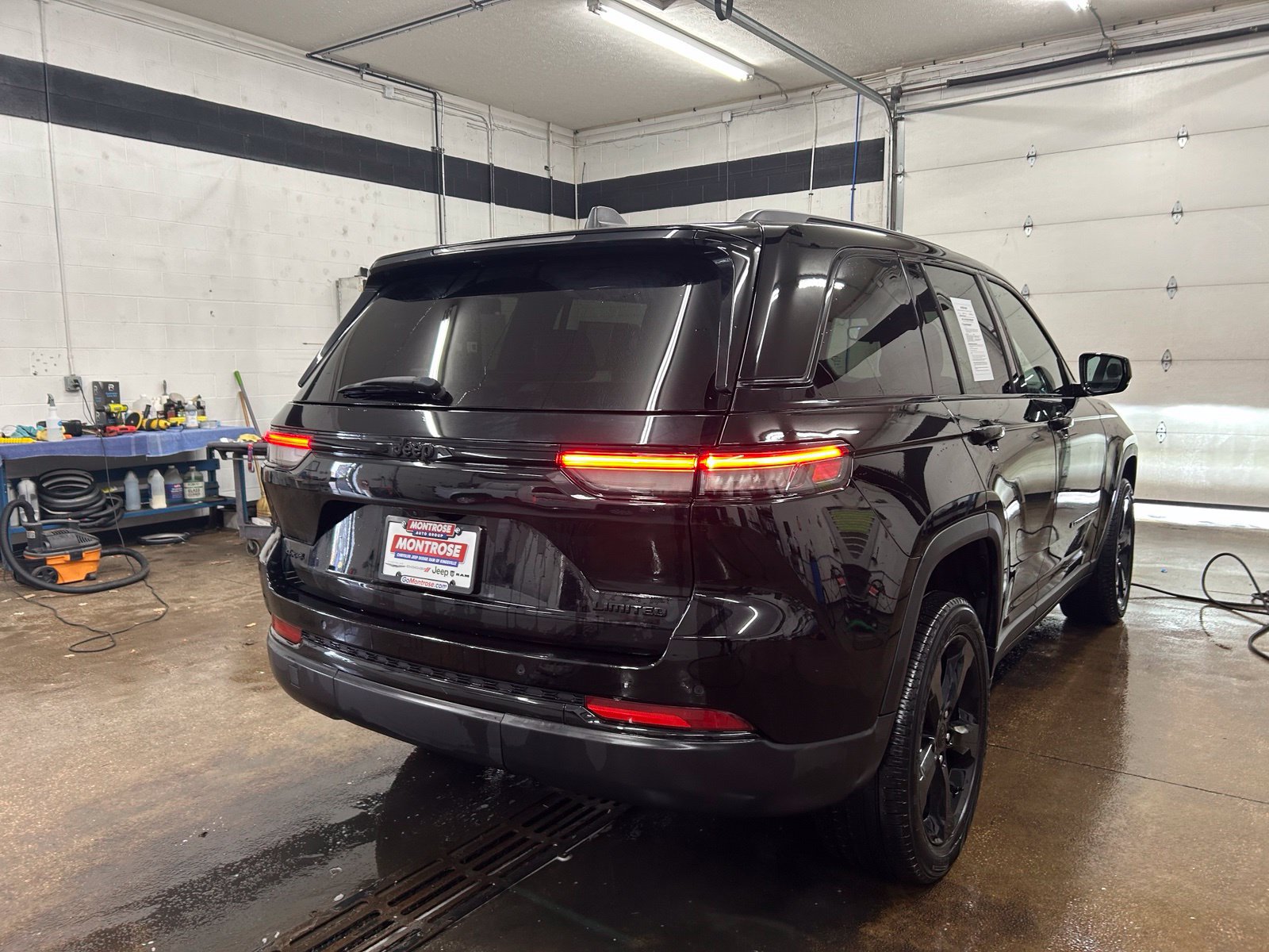 Used 2025 Jeep Grand Cherokee Limited w/ Black Appearance Package AWD/4WD image 7