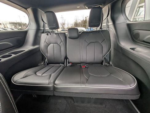 New 2026 Chrysler Pacifica Limited w/ S Appearance Package image 18