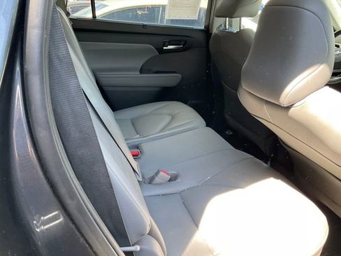 Used 2021 Toyota Highlander XLE AWD/4WD image 7