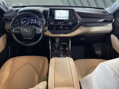 Used 2020 Toyota Highlander Limited FWD image 12