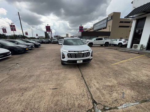 Used 2025 Chevrolet Equinox LT AWD/4WD image 4