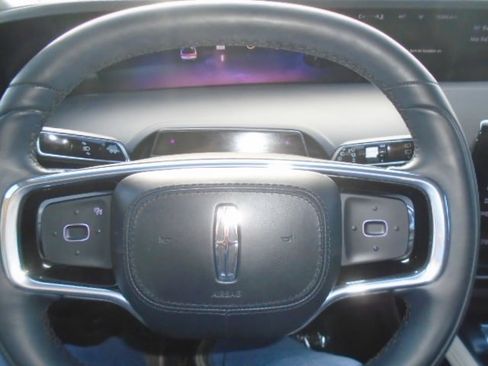 Used 2025 Lincoln Nautilus Premier image 17