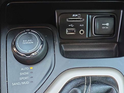 Used 2018 Jeep Cherokee Latitude w/ Cold Weather Group image 30