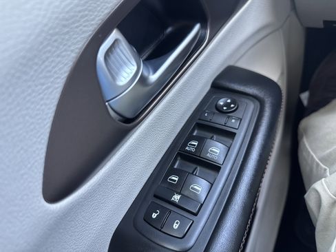 Used 2019 Chrysler Pacifica Touring Plus w/ Tire & Wheel Group FWD image 29