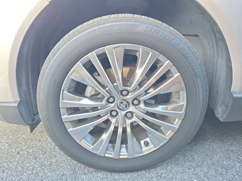 Used 2021 Toyota Venza XLE w/ Softex Package AWD/4WD image 3