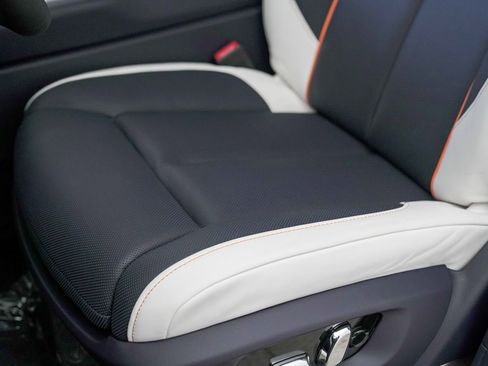 New 2026 Rolls-Royce Cullinan Black Badge image 15