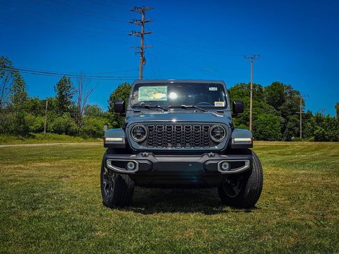 New 2026 Jeep Gladiator Sport AWD/4WD image 9