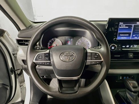 Used 2022 Toyota Highlander L FWD image 17