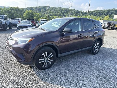 Used 2018 Toyota RAV4 LE FWD image 3