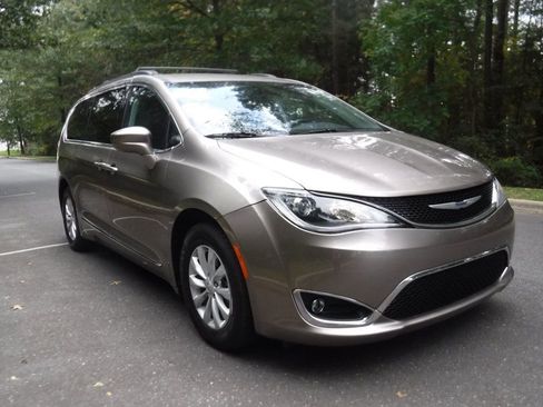 Used 2017 Chrysler Pacifica Touring-L image 3