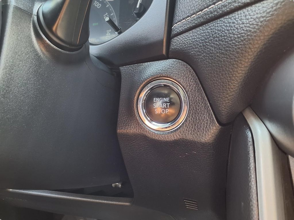 Used 2025 Toyota RAV4 XLE AWD/4WD image 9