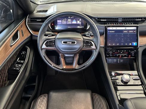 Used 2023 Jeep Grand Cherokee Summit w/ Luxury Tech Group V AWD/4WD image 18
