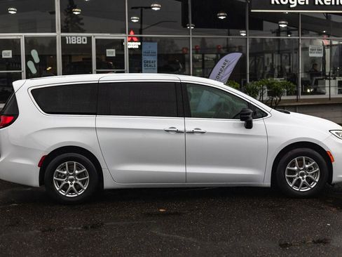 Used 2024 Chrysler Pacifica Touring-L FWD image 7