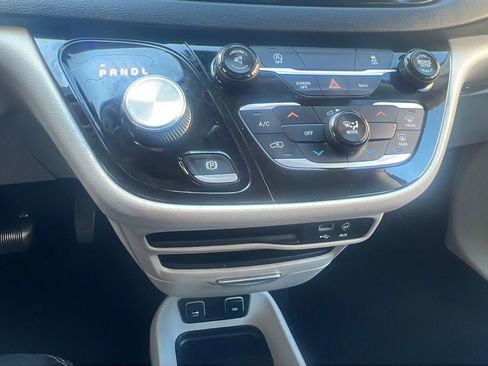 Used 2017 Chrysler Pacifica Touring image 19