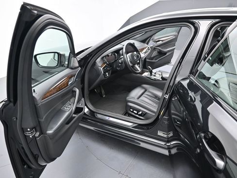 Used 2019 BMW M550i xDrive image 16