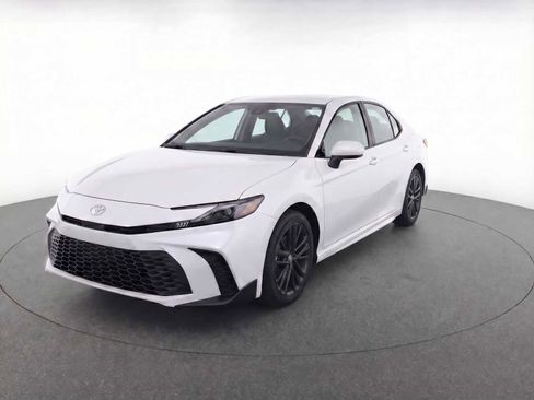 Used 2025 Toyota Camry SE image 1
