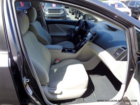 Used 2015 Toyota Venza LE image 19