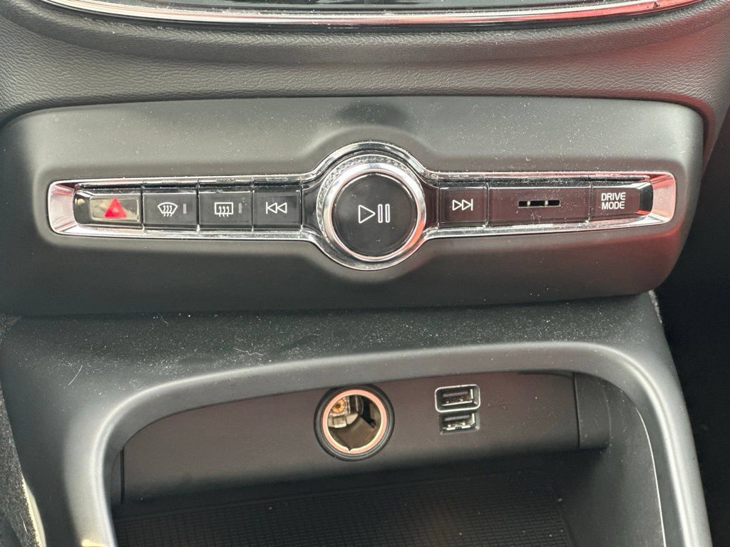 Used 2019 Volvo XC40 T4 Inscription FWD image 25