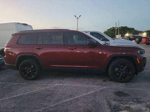 Used 2023 Jeep Grand Cherokee L Laredo image 4