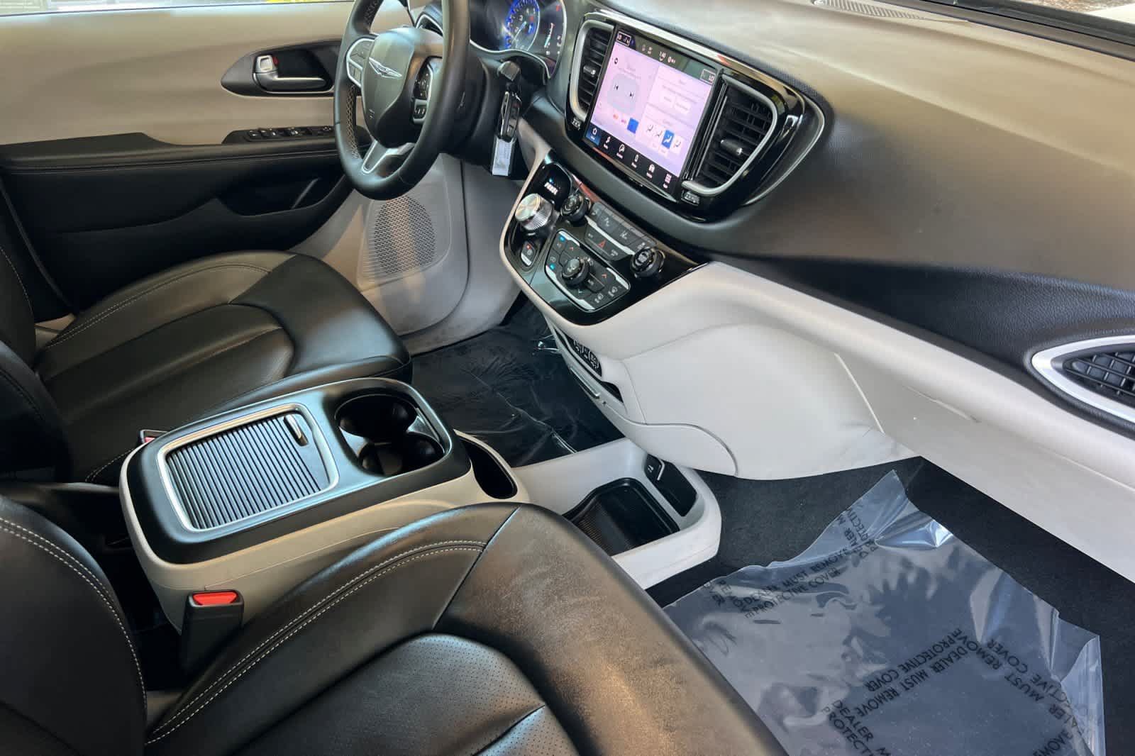 Used 2024 Chrysler Pacifica Touring-L FWD image 18