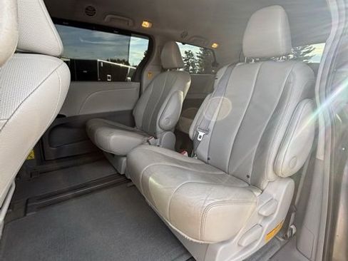 Used 2013 Toyota Sienna XLE image 12