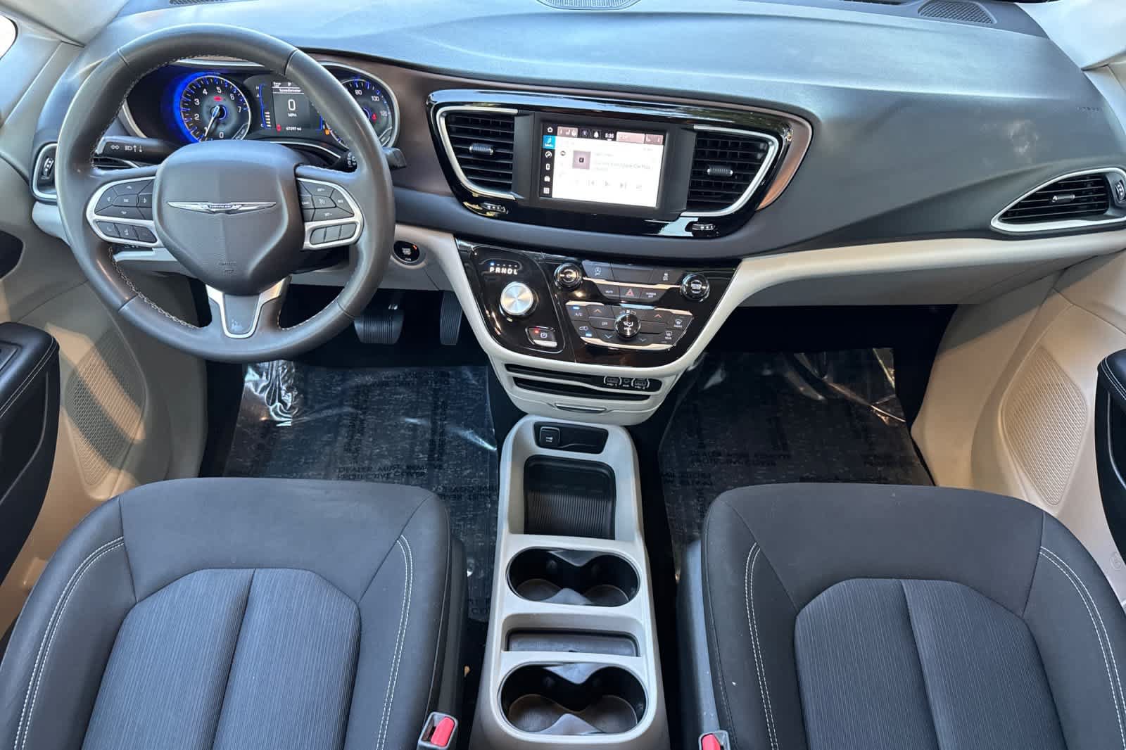 Used 2023 Chrysler Voyager LX FWD image 3