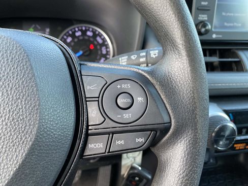 Used 2021 Toyota RAV4 LE AWD/4WD image 18