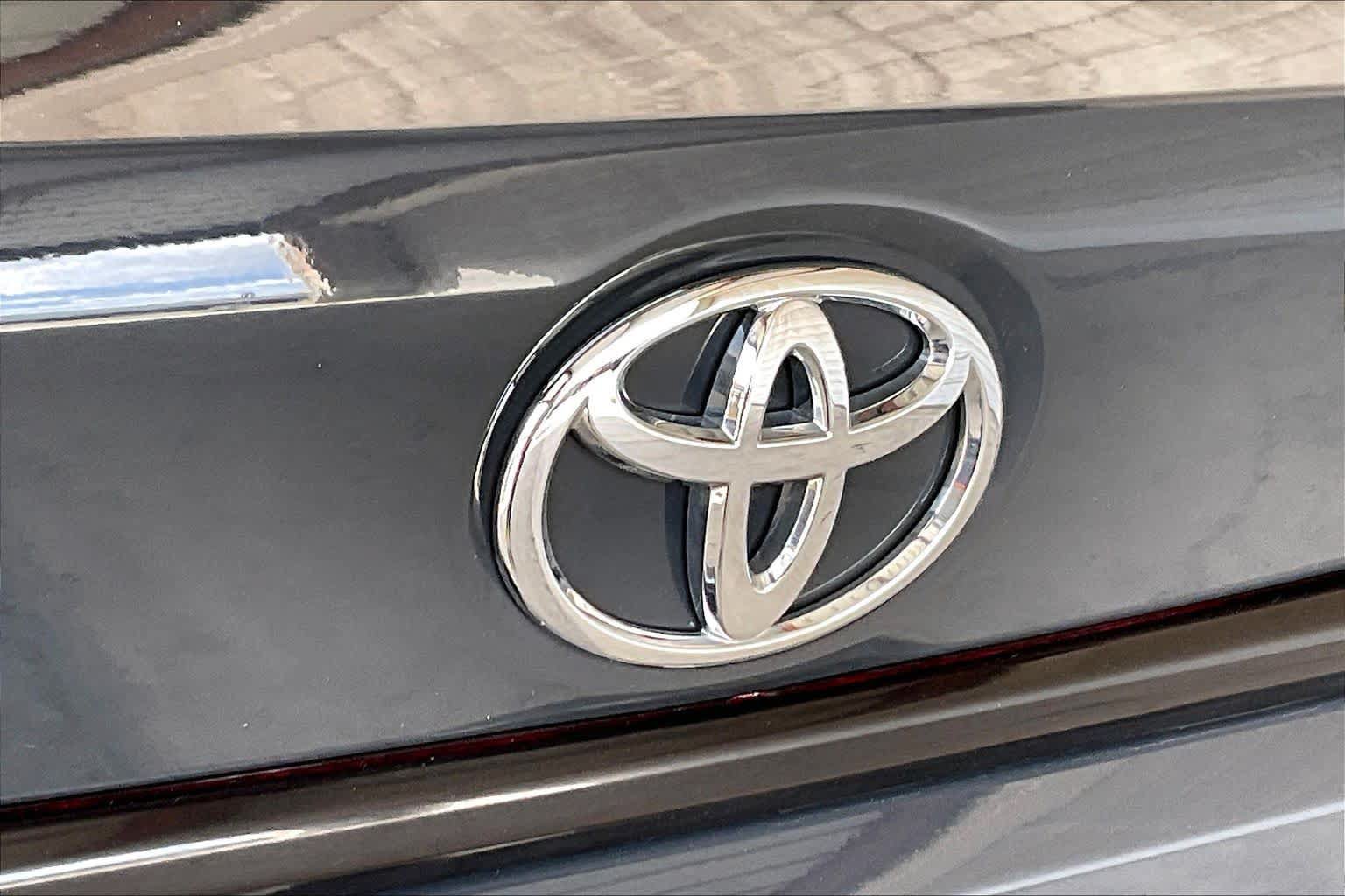Used 2025 Toyota Corolla LE FWD image 31