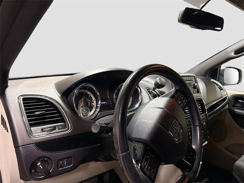 Used 2016 Dodge Grand Caravan SE image 11