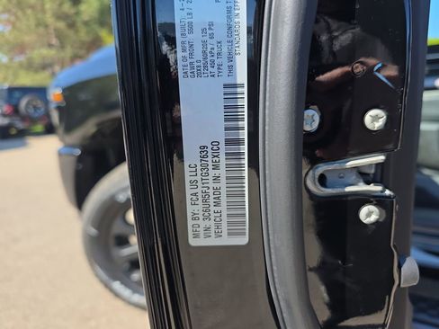 New 2026 RAM 2500 Laramie AWD/4WD image 36