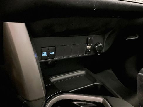 Used 2018 Toyota RAV4 XLE AWD/4WD image 16