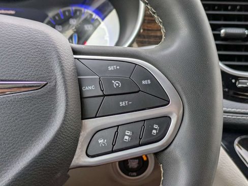 Used 2023 Chrysler Pacifica Limited FWD image 29