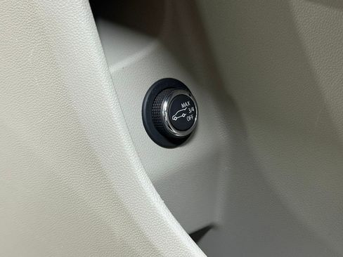 Used 2021 Cadillac XT4 Premium Luxury FWD image 16