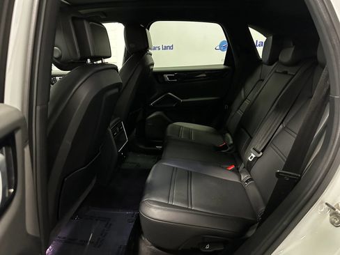Used 2022 Porsche Cayenne w/ Premium Package AWD/4WD image 14