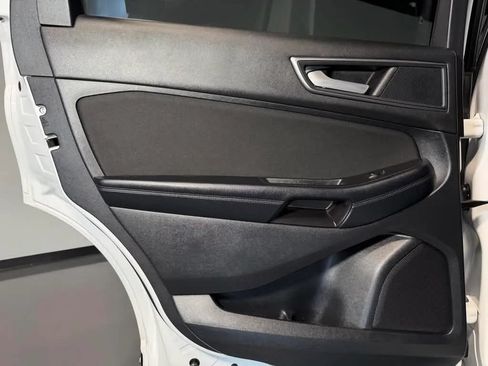 Used 2018 Ford Edge SE FWD image 16
